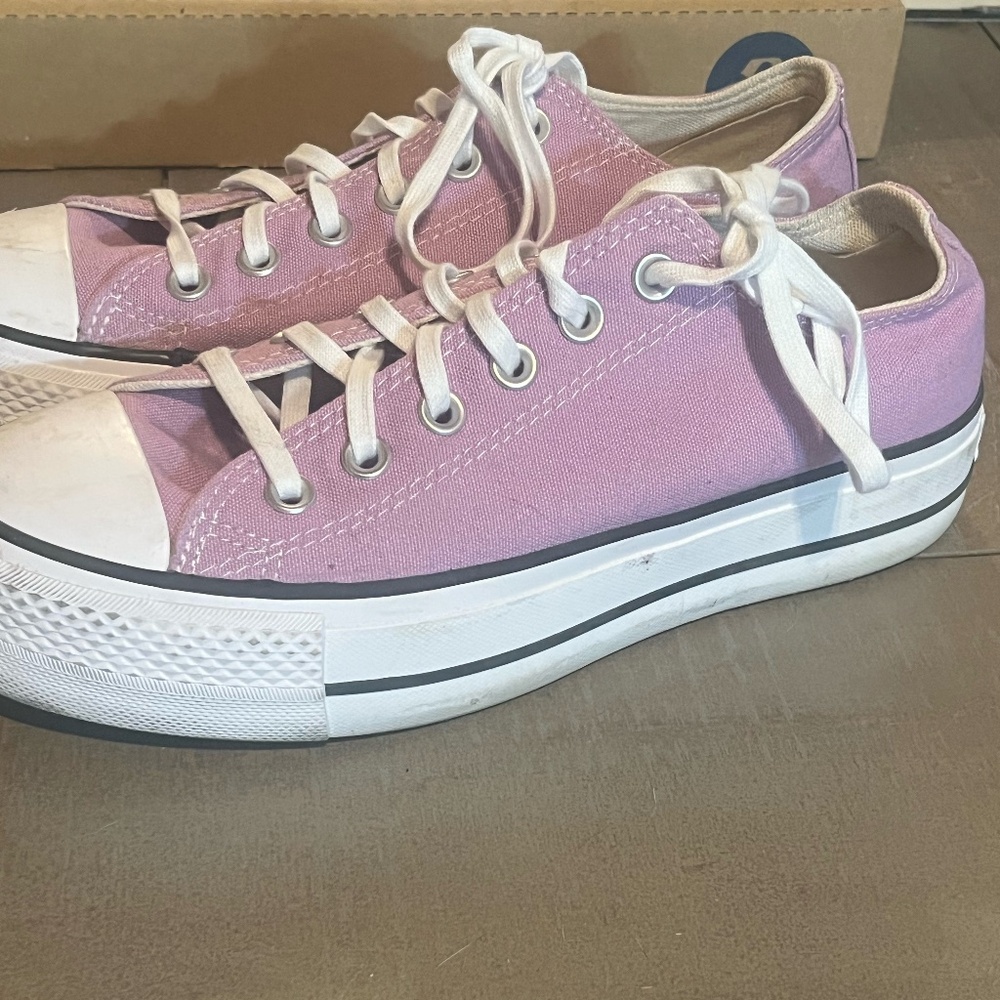 Converse LowTop Women's Size 8 Lavender Color